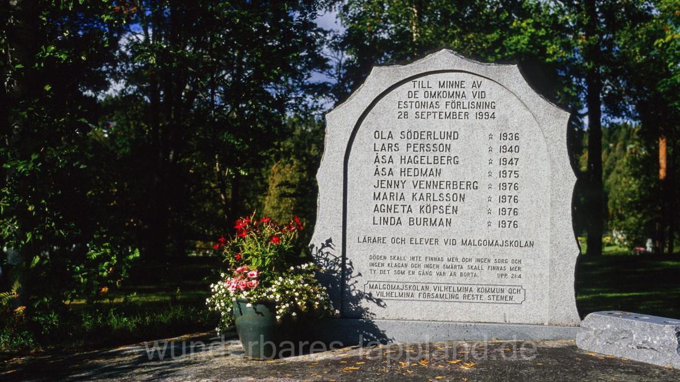 Gedenkstein bei der Kirche in Vilhemina für Schülerinnen und Lehrer*innen der Malgomaschule in Vilhelmina, die beim Untergang der Estonia starben